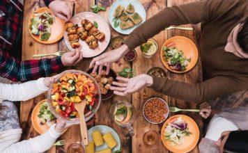 ¡A subir la guardia! Comer acompañado puede hacerlo comer de más