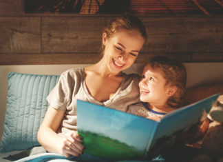 12 beneficios de contarles un cuento a los chicos antes de dormir