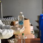 Malvinas Argentinas ya produjo 23.000 litros de su propio alcohol en gel para abastecer al sistema de salud y vecinos