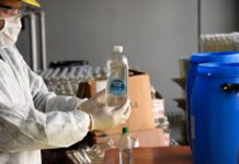 Malvinas Argentinas ya produjo 23.000 litros de su propio alcohol en gel para abastecer al sistema de salud y vecinos