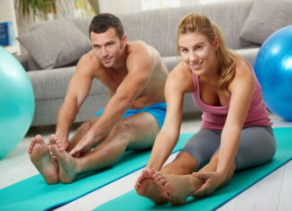 Ejercicios en pareja para ganarle al aburrimiento y mantenerse en forma