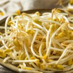 Ensalada de brotes de soja, rúcula, manzana, semillas, mayonesa y queso con 75 calorías