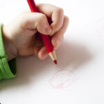 ¿Escribís, recortás o pateás con la izquierda? Qué dice la ciencia de la zurdera