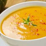 Sopa de calabaza, espinaca y zanahoria a la provenzal con 90 calorías