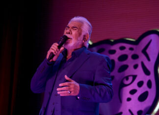 Raúl Lavié brilló en el retorno de los espectáculos presenciales del Teatro Pepe Soriano de Tigre