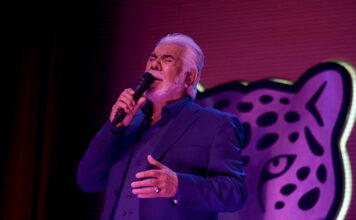 Raúl Lavié brilló en el retorno de los espectáculos presenciales del Teatro Pepe Soriano de Tigre