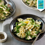 Deliciosos farfalle (fideos moñito) con rúcula farfalle rúcula