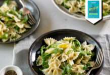 Deliciosos farfalle (fideos moñito) con rúcula farfalle rúcula