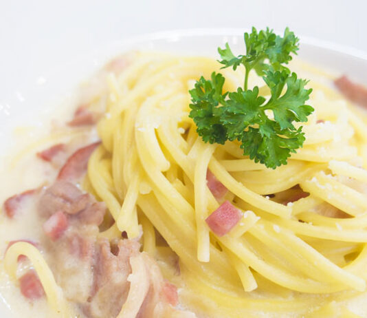 Salsa carbonara: origen curiosidades y una versión light para disfrutar sin culpa