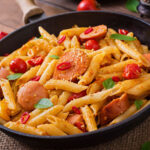 Riquísimos fideos con tomate y salchichas