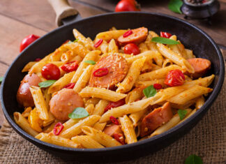 Riquísimos fideos con tomate y salchichas