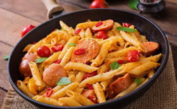 Riquísimos fideos con tomate y salchichas