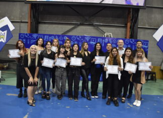Los egresados del Centro de Estudios de Malvinas Argentinas recibieron su diploma
