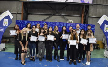 Los egresados del Centro de Estudios de Malvinas Argentinas recibieron su diploma