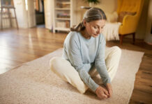 SENTARSE EN EL PISO Y LEVANTARSE PODRÍA PREDECIR CUÁNTO VIVIRÁ UNA PERSONA