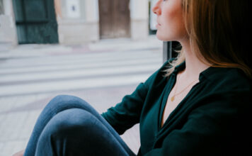 ¿Qué significa que una persona hable sola en voz alta?