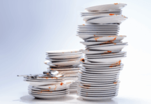 Dejar los platos sucios: qué dice la psicología sobre este hábito cotidiano