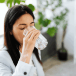 Tomar agua sin tener sed: ¿hábito saludable o riesgo innecesario?