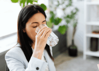 Tomar agua sin tener sed: ¿hábito saludable o riesgo innecesario?