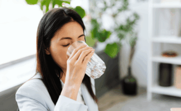 Tomar agua sin tener sed: ¿hábito saludable o riesgo innecesario?
