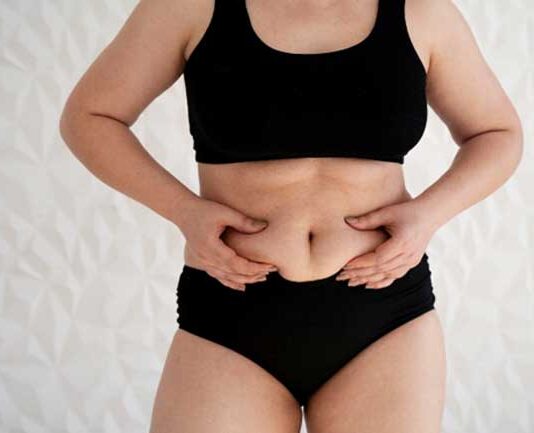 ¿Por qué aparecen los “rollitos” en la panza después de los 45 años?