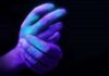 Así mostramos con luz ultravioleta que nos lavamos las manos peor de lo que creemos.