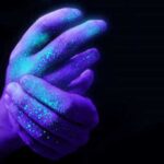 Así mostramos con luz ultravioleta que nos lavamos las manos peor de lo que creemos.