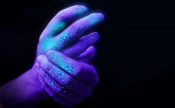 Así mostramos con luz ultravioleta que nos lavamos las manos peor de lo que creemos.