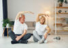 Tres rutinas fáciles de 5 minutos para adultos mayores pareja de adultos mayores haciendo ejercicio
