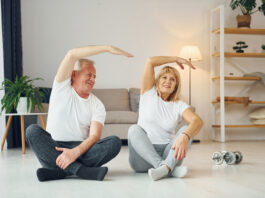 Tres rutinas fáciles de 5 minutos para adultos mayores pareja de adultos mayores haciendo ejercicio
