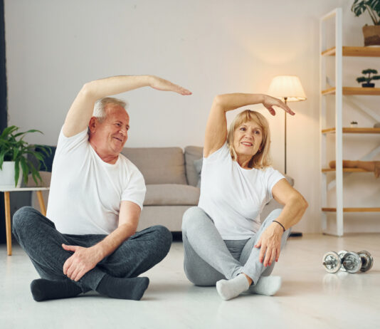 Tres rutinas fáciles de 5 minutos para adultos mayores pareja de adultos mayores haciendo ejercicio