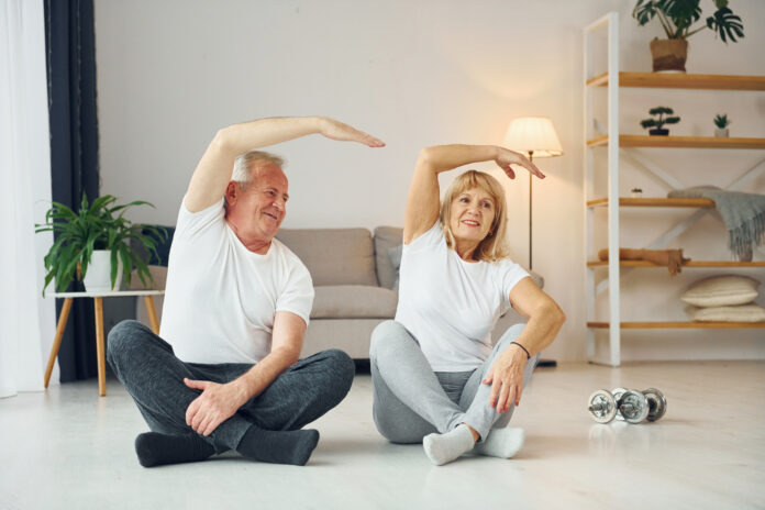 pareja de adultos mayores haciendo ejercicio